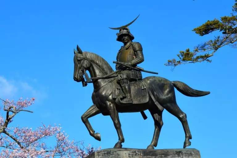 statue samurai on horse